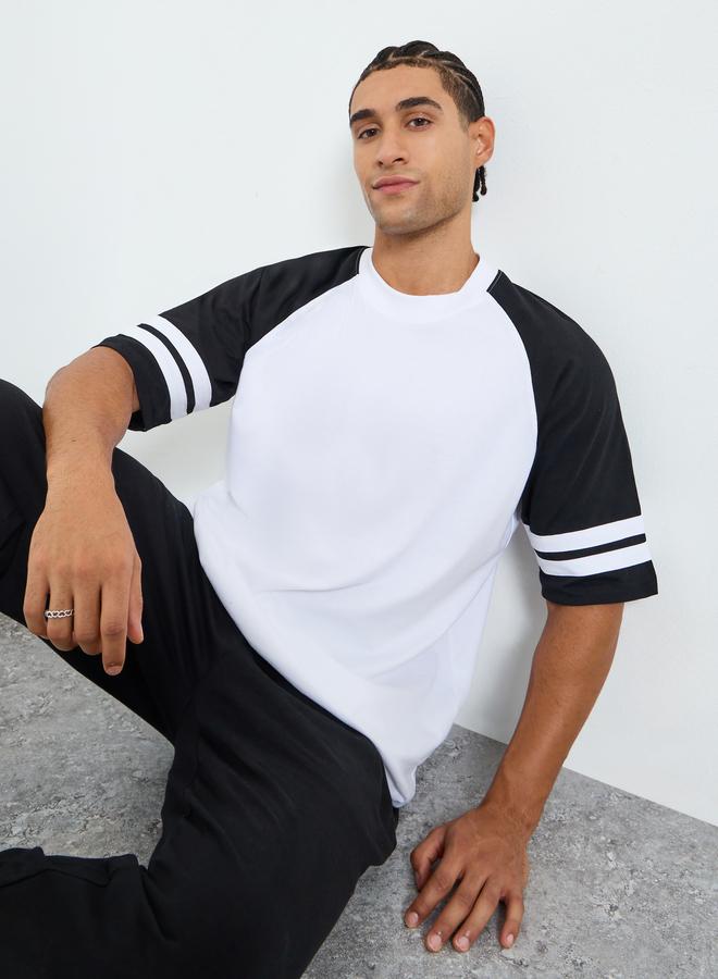 ستايلي تيشيرت بأكمام راجلان وتصميم كتل ألوان وقصة واسعة للرجال - Image 4